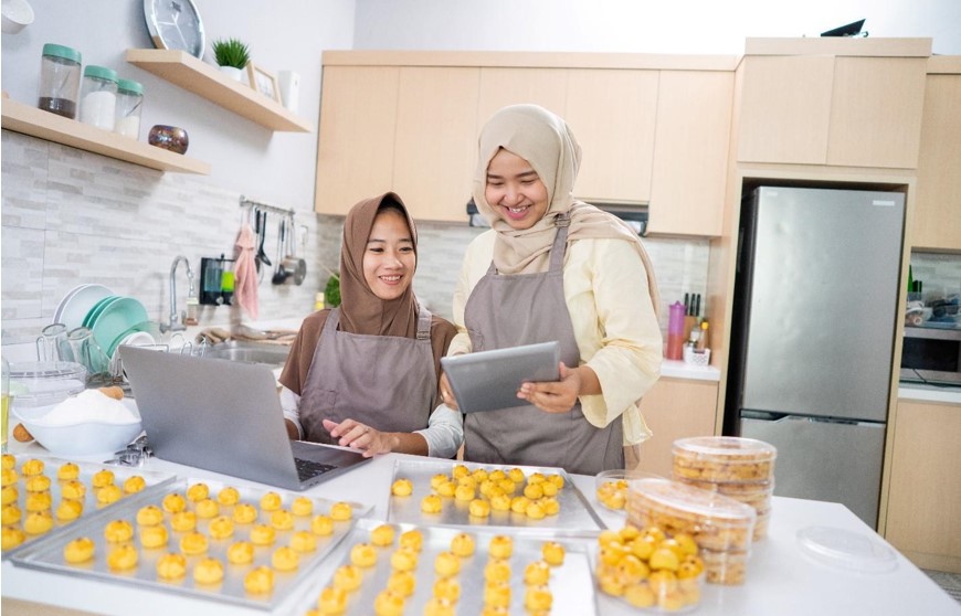 girls checking order received online